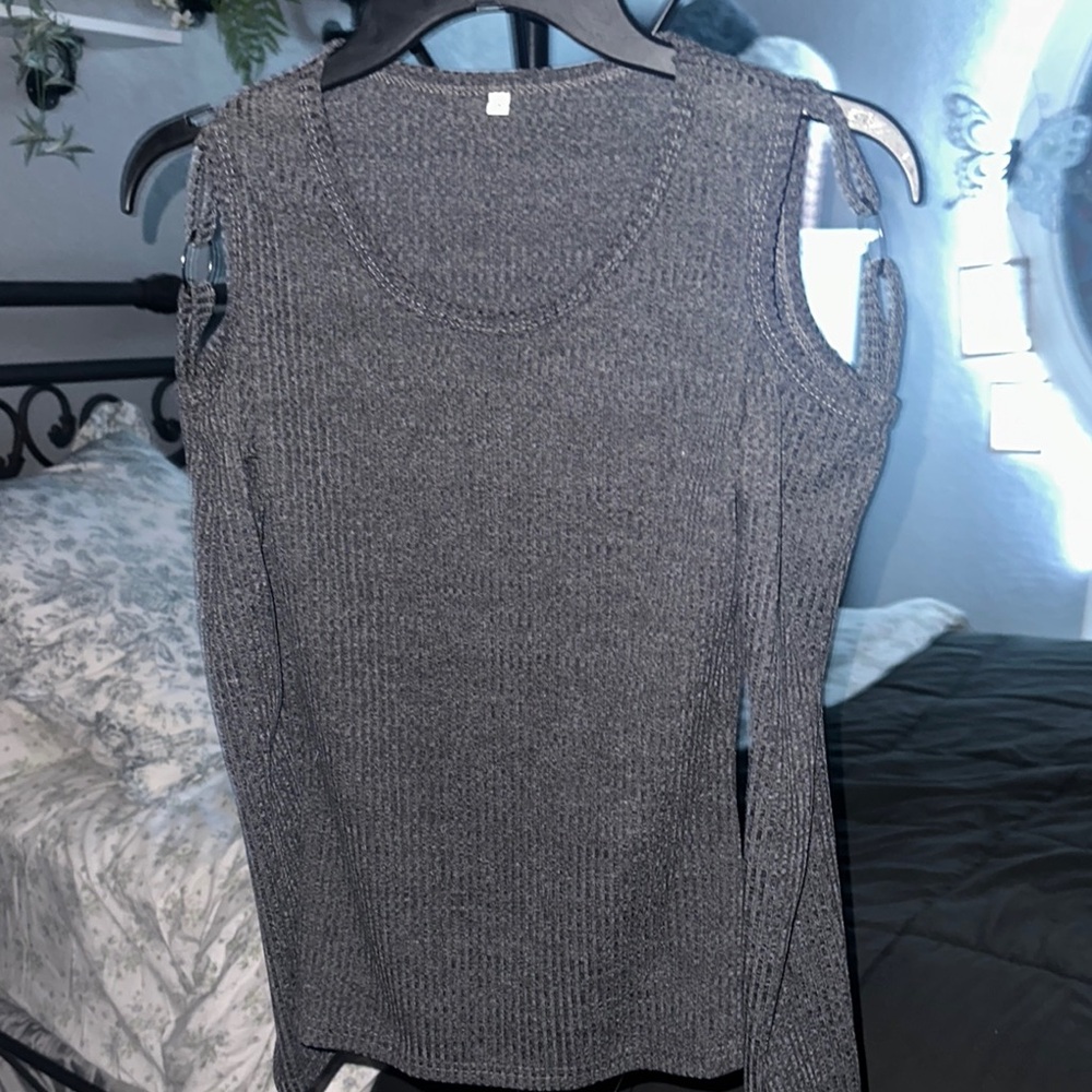 Gray Ribbed shoulder design top
